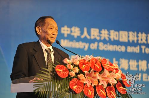 中国工程院院士、国家杂交水稻工程技术研究中心主任袁隆平先生发表演讲