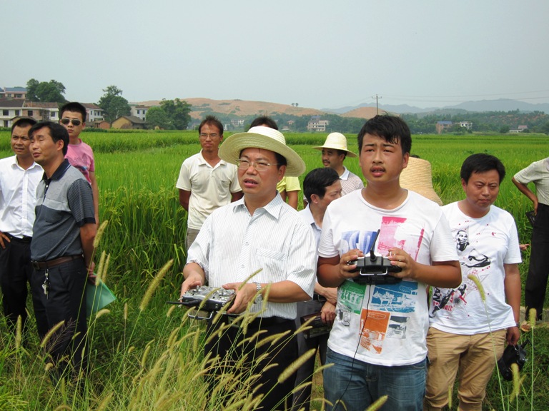 湘南丘陵地区衡阳市又现农药喷洒无人直升机杀虫