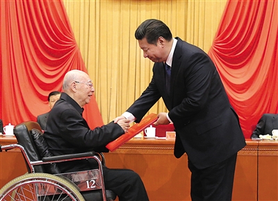 习近平向中国“氢弹之父”于敏颁最高科学技术奖(图)